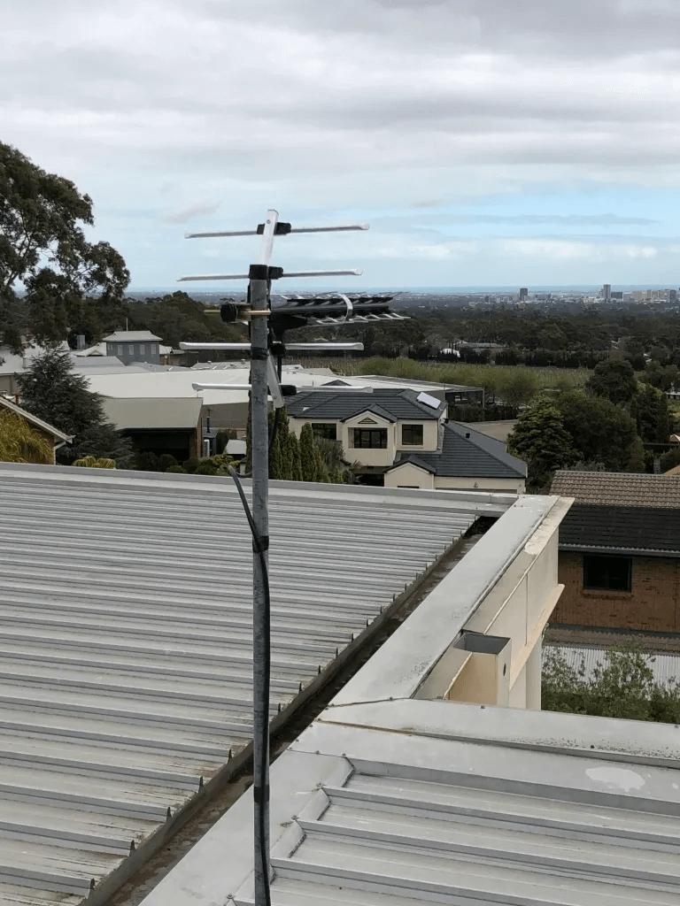 T&R Digital Antenna Installations - Gallery High Definition Antenna Installation Closeup Top View Roof